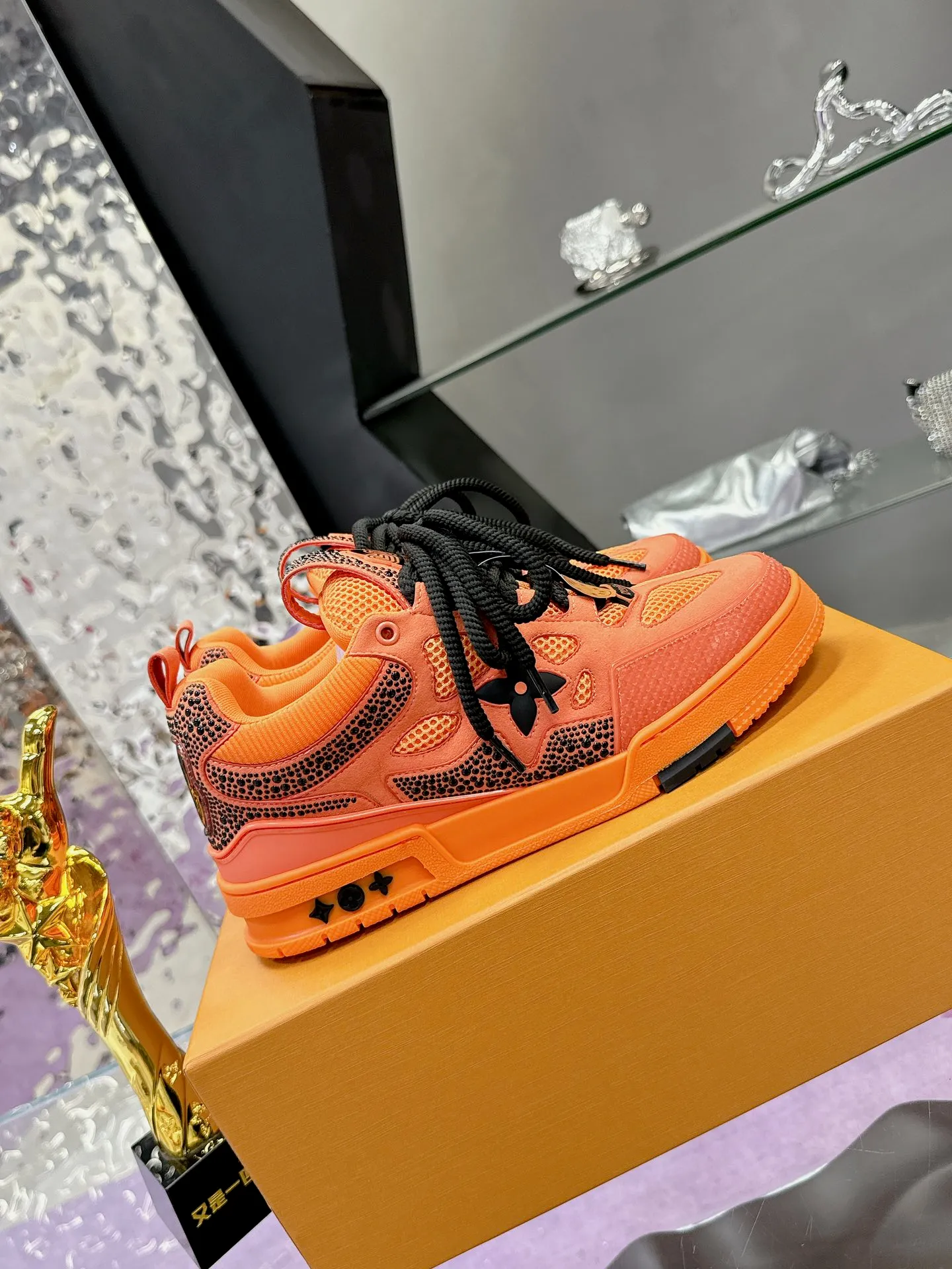 Men's shoes 💰900❤️❤️❤️ 𝙇𝙑 Bread shoes have added new colors 💓 Craftsmanship series 𝟐𝟎𝟐5/𝐒𝐒 𝐧𝐞𝐰 Louis Vuitton catwalk skate shoes are popular, LOUIS VUITTON Trainer is undoubtedly one of the most successful Sneakers launched by luxury brands, but the pace of exploration will not stop. LOUISVUITTON will also bring a new series of skateboard shoes in the spring of 2025. The new series in the picture returns to the 90s Chunky Skate Shoes look and feel. The uppers are made of leather and mesh. The fat silhouette and thick shoelaces are very eye-catching. It is expected to have quite a few colors like the Trainer. Judging from the previous DIOR show skate shoes, this chunky style may be even stronger next year. 💎 Size: Female 35-40 Male 39-46